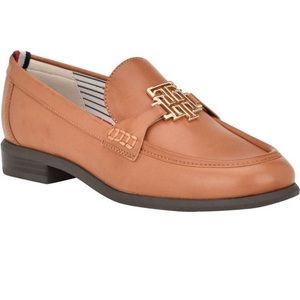 Tommy shows. Size: 5, 5 1/2, 6, 8, 9, 10